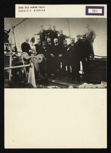 Gruppo di ufficiali e funzionari con Giovanni Battista Pirelli e la moglie Maria Sormani a bordo del piroscafo Città di Milano