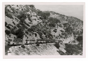 Colonna di autobus in marcia verso Villanueva y Geltr&uacute;