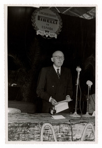 Alberto Pirelli pronuncia il suo discorso per il cinquantenario dello stabilimento di Villanueva y Geltr&uacute;