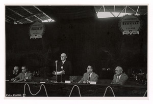 Alberto Pirelli pronuncia il suo discorso per il cinquantenario dello stabilimento di Villanueva y Geltr&uacute;