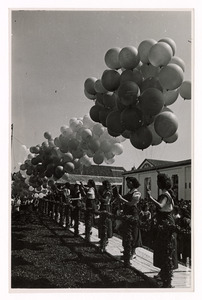 Lancio di palloncini alle celebrazioni per il cinquantenario dello stabilimento Pirelli di Villanueva y Geltr&uacute;
