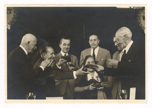 L'avvocato Jos&eacute; Bertr&aacute;n y Musitu, presidente della Comercial Pirelli sa, consegna le medaglie celebrative ai dipendenti anziani