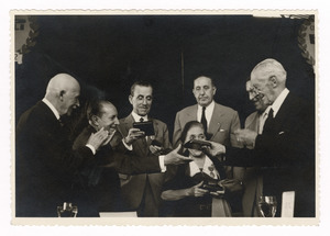 L'avvocato Jos&eacute; Bertr&aacute;n y Musitu, presidente della Comercial Pirelli sa, consegna le medaglie celebrative ai dipendenti anziani