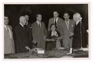 L'avvocato Jos&eacute; Bertr&aacute;n y Musitu, presidente della Comercial Pirelli sa, si congratula con i dipendenti anziani