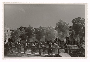 Lancio di palloncini alle celebrazioni per il cinquantenario dello stabilimento Pirelli di Villanueva y Geltr&uacute;