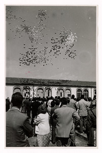 Lancio di palloncini alle celebrazioni per il cinquantenario dello stabilimento Pirelli di Villanueva y Geltr&uacute;