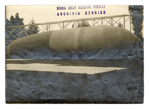 Due fotografie di dirigibili costruiti con tessuto gommato Pirelli
