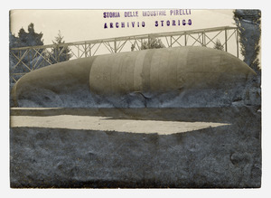 Due fotografie di dirigibili costruiti con tessuto gommato Pirelli