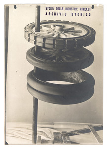 1906/Fotografia di 3 ruote montate con gomme piene di tipi diversi