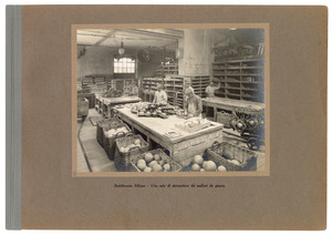 Stabilimento Milano - Una sala di stampatura dei palloni da giuoco