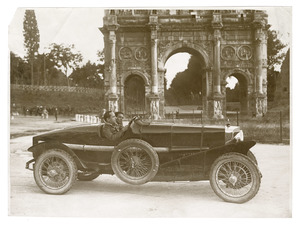 1925/Macchina da corsa con pneumatici Pirelli davanti all'Arco di Costantino - Roma