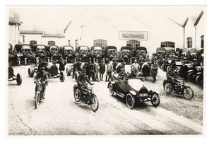 1925/Autoparco militare con autovetture e motocicli con pneumatici Pirelli