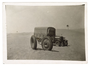 Autocarro con pneumatici Pirelli e pneumatici di ricambio, nel deserto libico presso Murzuk (Fezzan)