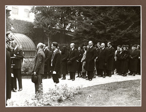 La bara viene collocata sul carro funebre