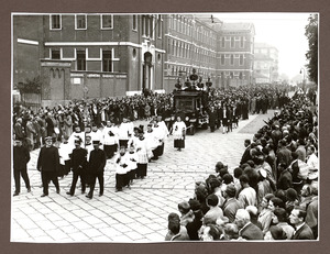 Il corteo funebre: religiosi e chierichetti