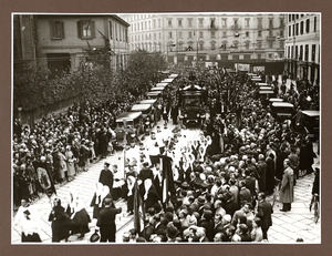 Il corteo funebre: religiosi e chierichetti