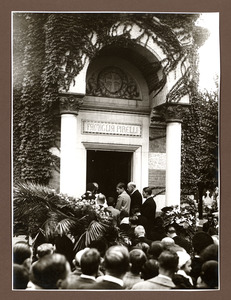 Deposizione della bara nella cappella di famiglia