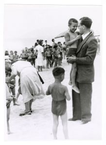1947 31 agosto/n 35 foto inaugurazione della colonia marina di Pietraligure, fatta dal Dr Alberto Pirelli + 1 sfuocata (scudetto)