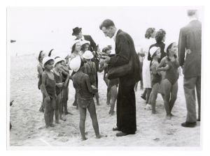 1947 31 agosto/n 35 foto inaugurazione della colonia marina di Pietraligure, fatta dal Dr Alberto Pirelli + 1 sfuocata (scudetto)