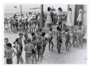 1947 31 agosto/n 35 foto inaugurazione della colonia marina di Pietraligure, fatta dal Dr Alberto Pirelli + 1 sfuocata (scudetto)