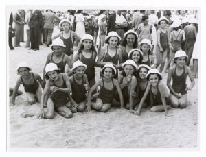 1947 31 agosto/n 35 foto inaugurazione della colonia marina di Pietraligure, fatta dal Dr Alberto Pirelli + 1 sfuocata (scudetto)