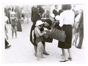 1947 31 agosto/n 35 foto inaugurazione della colonia marina di Pietraligure, fatta dal Dr Alberto Pirelli + 1 sfuocata (scudetto)