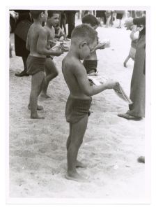 1947 31 agosto/n 35 foto inaugurazione della colonia marina di Pietraligure, fatta dal Dr Alberto Pirelli + 1 sfuocata (scudetto)