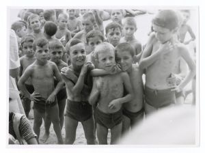 1947 31 agosto/n 35 foto inaugurazione della colonia marina di Pietraligure, fatta dal Dr Alberto Pirelli + 1 sfuocata (scudetto)