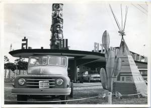 Veduta parziale dello stand Pirelli allestito alla Fiera di Bangkok del 1956. Lo stand è allestito con un tepee logato Pirelli e una jeep gommata Pirelli.