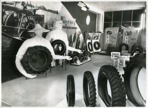 Veduta dello stand Pirelli. Esposizione di pneumatici per macchine agricole. Sullo sfondo un pannello fotografico con dimostrazione del loro utilizzo.