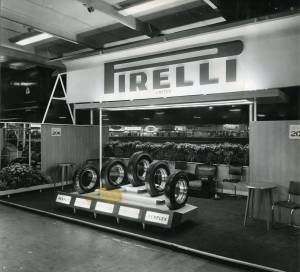 Veduta dello stand Pirelli Limited al Salone dell'Auto di Londra . Esposizione di pneumatici Pirelli: Aerflex&quot;, &quot;Aerflex Blue Riband&quot;, &quot;Extraflex Blue Riband.