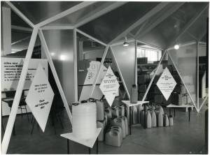 Veduta dello stand in polietilene della Pirelli Plast. Esposizione di contenitori e dei canestri vincitori dell'Oscar dell'imballaggio nelle edizioni 1957 e 1959.