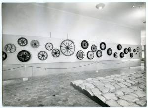 Veduta di una parete con esposizione di ruote storiche