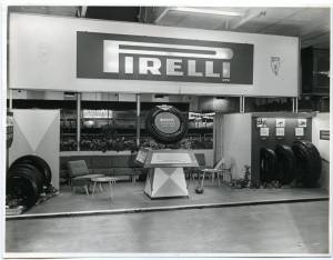 Panoramica dello stand Pirelli Limited al Salone dell'Auto di Londra del 1956