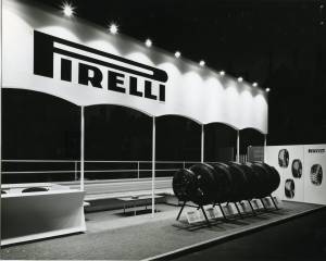 Vedute dello stand di Pirelli al Salone dell'Auto di Londra. Esposizione di pneumatici.