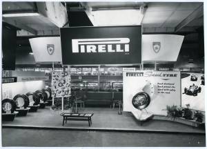 Panoramica dello stand Pirelli Limited al Salone dell'Auto di Londra. Esposizione di pneumatici Pirelli. A destra, su un piedistallo, il pneumatico Speed Tyre.
