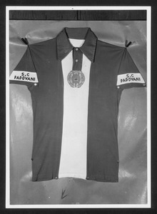Una maglietta con la scritta: S. C. Padovani: è la maglia del vincitore della corsa di recupero di Porto Sant'Elpidio, Alberto Garbo