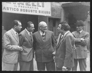 Alfredo Binda e Arturo Pozzo con altre persone presso La Gazzetta dello Sport