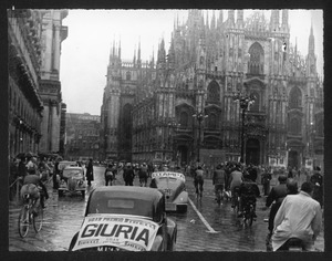 Il passaggio dei corridori in piazza del Duomo, a Milano