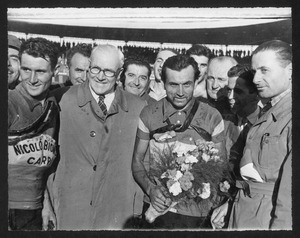 Il vincitore Alfo Ferrari con Arturo Pozzo e Alfredo Binda al Velodromo Vigorelli