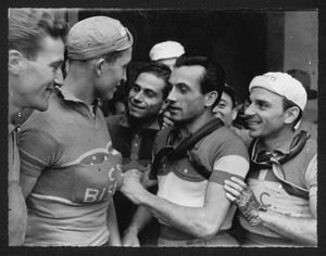 Un gruppo di corridori insieme al vincitore Alfo Ferrari: tra di loro è riconoscibile il corridore Elio Zanotti