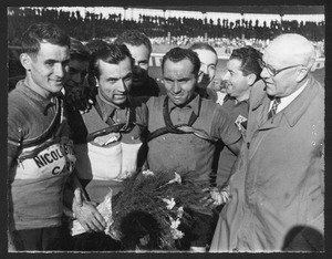 Il vincitore Alfo Ferrari, il secondo classificato Arrigo Padovan, il corridore Luigi Spotti e Arturo Pozzo al Velodromo Vigorelli