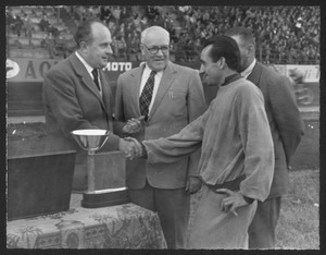 Una stretta di mano tra il vincitore Alfo Ferrari e il presidente dell'U.V.I. Adriano Rodoni