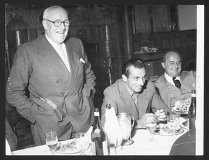 Arturo Pozzo, Alfo Ferrari e Adriano Rodoni a un tavolo del ristorante Giannino
