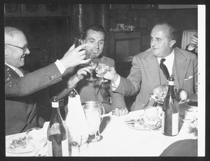 L'interno del ristorante Giannino: un brindisi tra il vincitore Alfo Ferrari, il dirigente Pirelli Arturo Pozzo e il presidente dell'U.V.I. Adriano Rodoni
