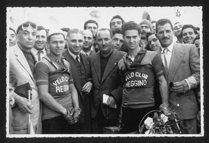 Il vincitore della corsa Francesco Villeggianti (a destra) insieme a Gino Romeo, dello Sporting Club Reggino, a G. Rogolino, presidente dell'U.V.I. calabro, e al corridore Sebastiano Iannò