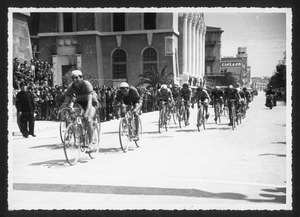 L'arrivo del vincitore Nicola Carelli a Taranto: l'immagine è stata pubblicata da Fatti e Notizie (anno II, n. 6, giugno 1951, p. 2)