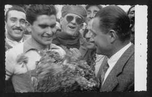 Il vincitore della corsa, il corridore Gino Bruni, insieme ad altre persone, tra cui si riconosce Alfredo Binda