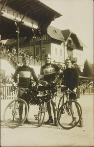 Corse su pista disputatesi il 2 aprile 1922 a Merano: la manifestazione vide la vittoria del corridore Steiner. La fotografia riprende il corridore Steiner, con maglia Puch-Pirelli, dopo la vittoria, insieme ad altri due corridori