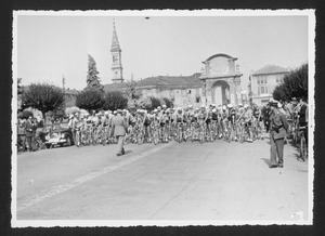 I corridori prima della partenza della gara: la fotografia è eseguita ad Alessandria e sullo sfondo è visibile l'Arco di Trionfo